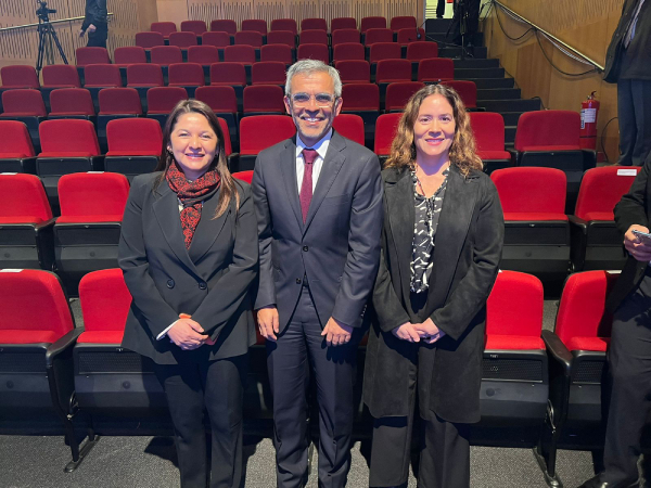 Las Defensoras Regionales Metropolitanas Loreto Flores y Daniela B&aacute;ez junto al ministro de Justicia y Derechos Humanos, Luis Cordero.