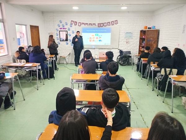 Los terceros medios del colegio "Pulmahue" aprendieron sobre la Ley de Responsabilidad Penal Adolescente (LRPA).