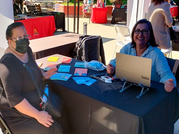 En foto de archivo, la defensora p&uacute;blica Jacqueline Astorga atiende consultas en una plaza de justicia.
