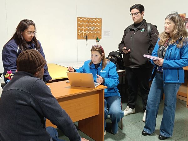 Las profesionales de la Defensoria resolvieron las consultas de usuarias y usuarios.