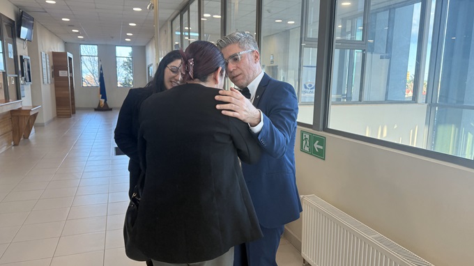 Tras el veredicto absolutorio el defensor p&uacute;blico debi&oacute; contener emocionalmente a su representada.