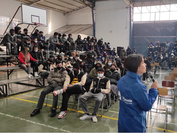 Pese al frio, los alumnos y alumnas del Colegio "Nazareth" siguieron atentos las charlas de difusi&oacute;n.