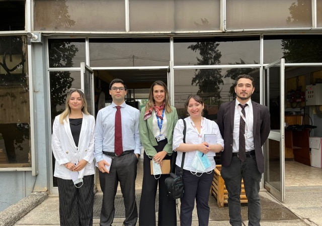 Encargada de defensa penitenciaria Valentina Lorca junto a profesionales del INDH luego de inspeccionar las condiciones de internos del CCP Colina I.