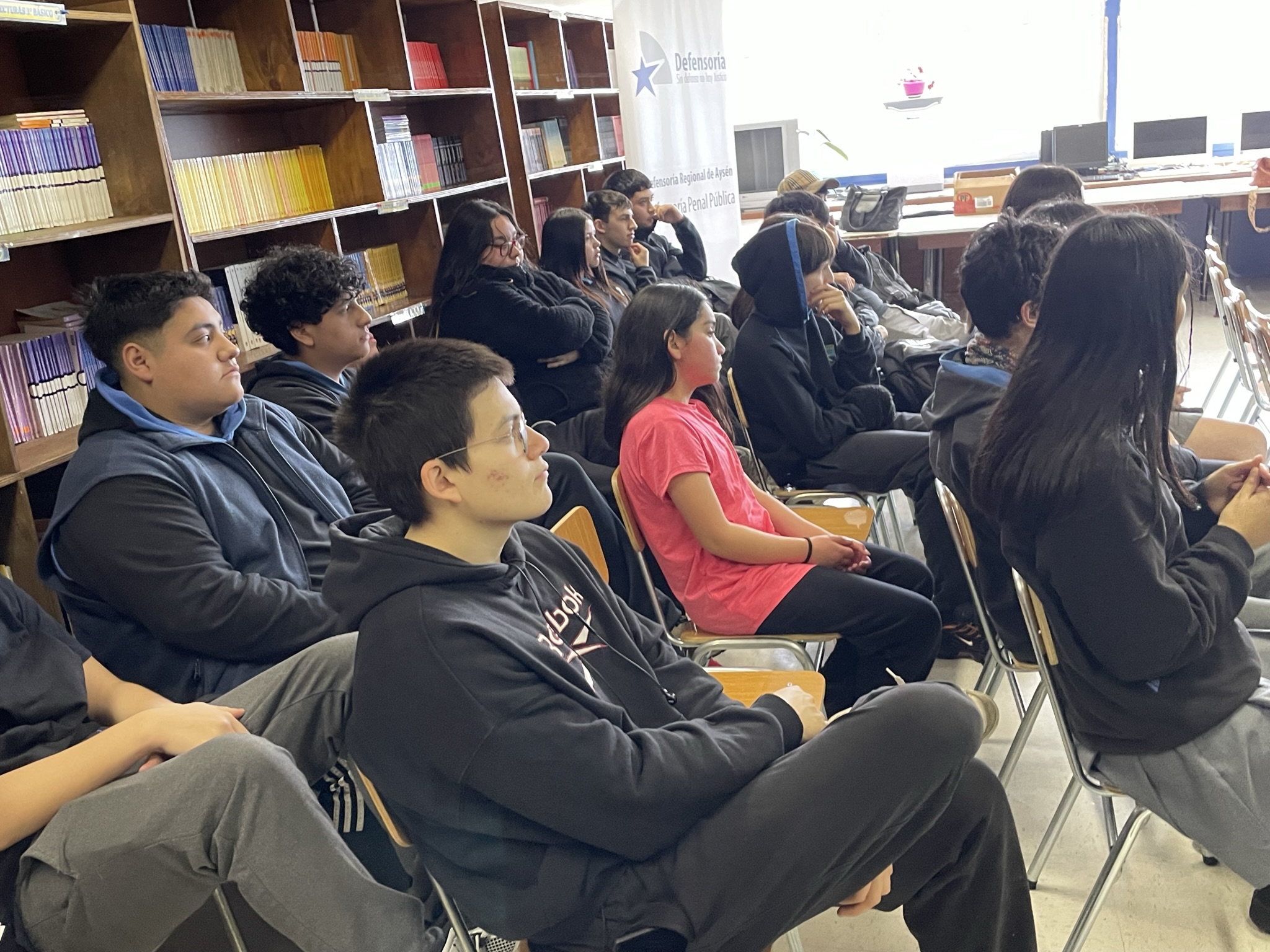 (Foto de archivo) Imagen de una charla previa ante adolescentes de la regi&oacute;n.