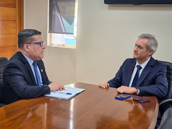 El Defensor Regional, Gabriel Carri&oacute;n, junto al ministro de Andr&eacute;s Provoste, de la Corte de Apelaciones de Iquique.