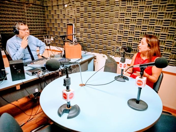 Karina Reyes en los estudios de radio Digital FM.