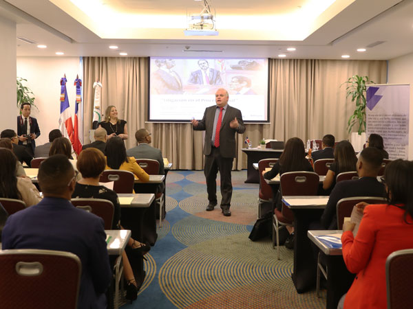 El Defensor Regional de Ays&eacute;n, Jorge Moraga, durante la capacitaci&oacute;n en Rep&uacute;blica Dominicana. A la izquierda, la defensora p&uacute;blica Alejandra Lobos.