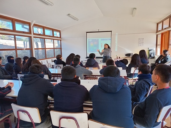 La defensora p&uacute;blica Daniela Larraguibel contest&oacute; cada una de las preguntas de los ni&ntilde;os y ni&ntilde;as de la escuela de Chillehue.