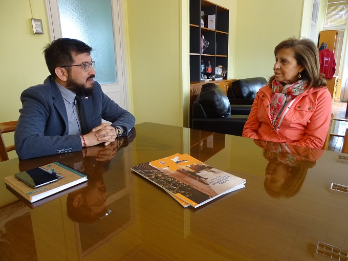 El gobernador provincial de &Uacute;ltima Esperanza, Ra&uacute;l Suazo, junto a la Defensora Regional, Gustava Aguilar.<