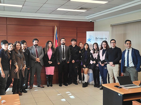 Las y los alumnos del Liceo Bicentenario con los representantes de las instituciones del sistema de justicia penal.