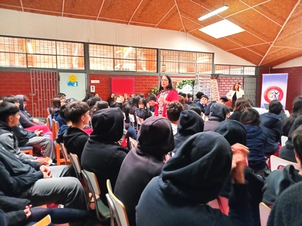 Claudia Ojeda y Macarena Mart&iacute;nez dieron la charla ante m&aacute;s de 120 alumnos del colegio "Mistral".