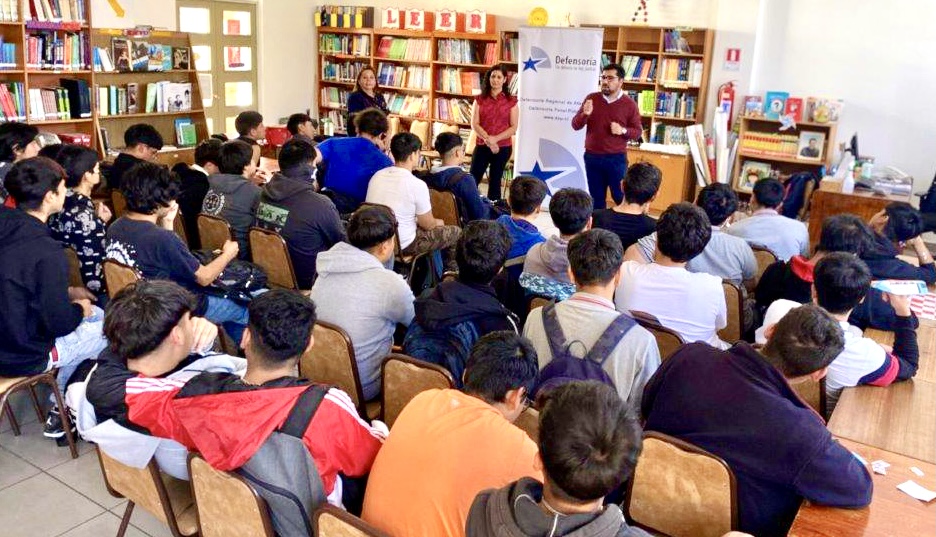 Los profesionales dieron a conocer c&oacute;mo opera el sistema de justicia penal en Chile y luego entregaron informaci&oacute;n sobre la Ley N&deg; 20.084.