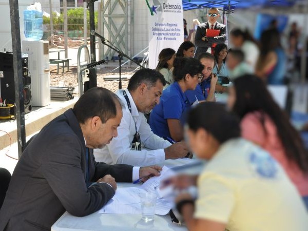 Defensores p&uacute;blicos y otros profesionales orientaron jur&iacute;dicamente a las internas durante la jornada.