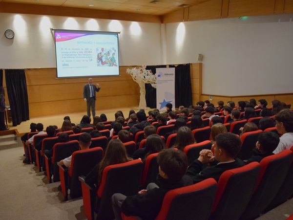 M&aacute;s de 70 estudiantes de octavo b&aacute;sico del colegio "Saint John&rsquo;s" participaron activamente en la charla.