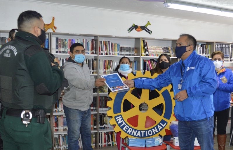 El defensor local jefe de Copiap&oacute;, &Aacute;ngel Guerrero, entrega el material de difusi&oacute;n a los internos privados de libertad.