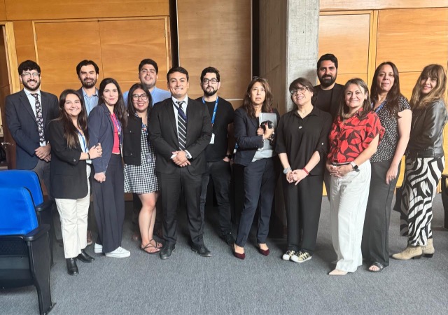 La defensora local jefa de Estaci&oacute;n Central, Yessica Aguilera (de rojo), con parte del equipo que integrar&aacute; su jurisdicci&oacute;n.