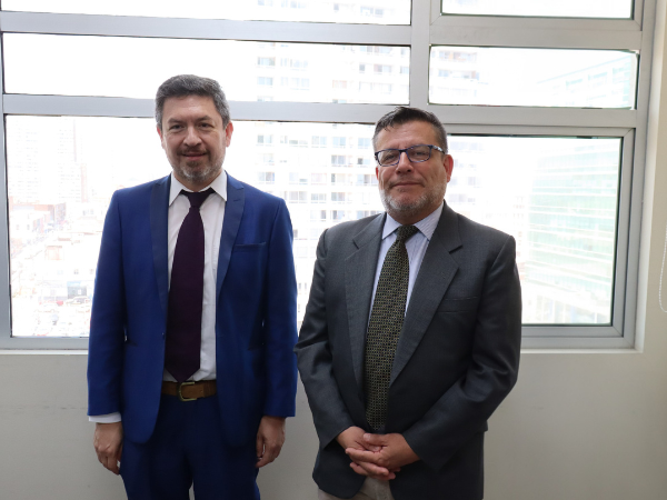 El Defensor Regional de Tarapac&aacute;, Gabriel Carri&oacute;n Calder&oacute;n, junto al juez presidente del Tribunal Oral en lo Penal de Iquique, Sergio Villa.