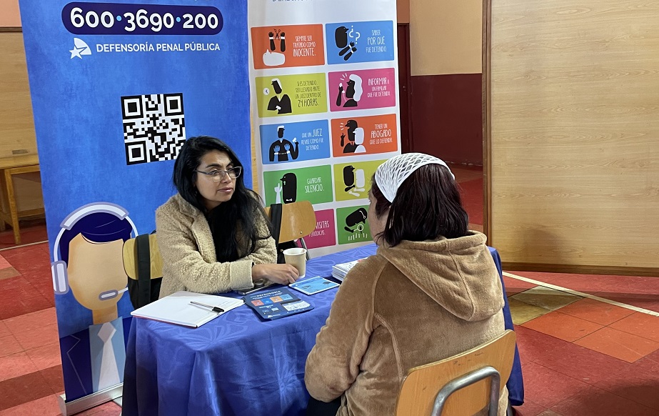 La abogada atendi&oacute; junto a profesionales de una serie de servicios del sector justicia y del &aacute;mbito social.