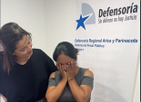 Tras la absoluci&oacute;n, la defensora acompa&ntilde;&oacute; a la mujer, emocionada hasta las l&aacute;grimas.