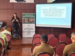 La jefa de Estudios de la Defensor&iacute;a Regional de Arica y Parinacota durante la capacitaci&oacute;n.